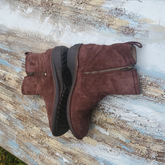 Elegant Brown Ugg Suede Booties Size 7W - Picture 4 of 6